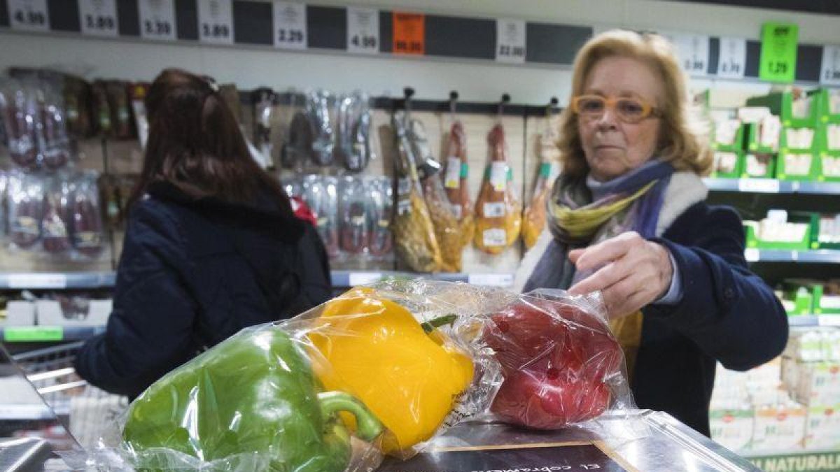 Los datos muestran que el consumidor tienen una percepción negativa de la situación actual, aunque, y pese a la caída, persiste en unas expectativas positivas respecto al futuro de la economía.-FERRAN NADEU (EL PERIÓDICO)