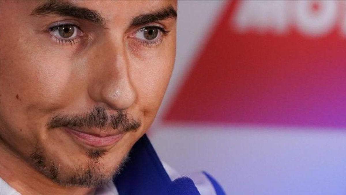 El mallorquín Jorge Lorenzo no puede contener las lágrimas en el momento de anunciar, hoy, en Valencia, su retirada.-ALEJANDRO CERESUELA