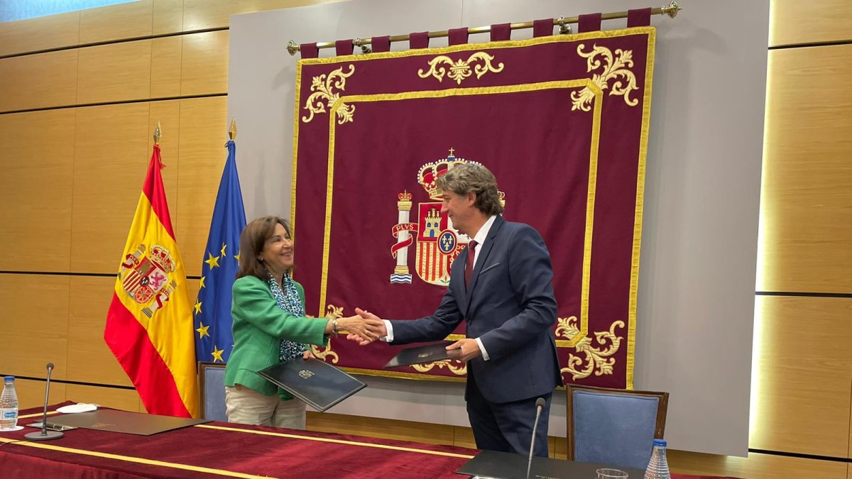 La ministra Robles y el alcalde de Soria, Martínez Mínguez. HDS