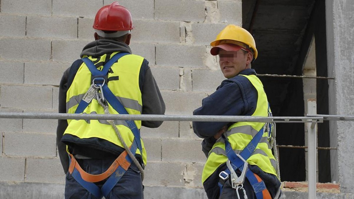 Dos trabajadores en una imagen de archivo. HDS