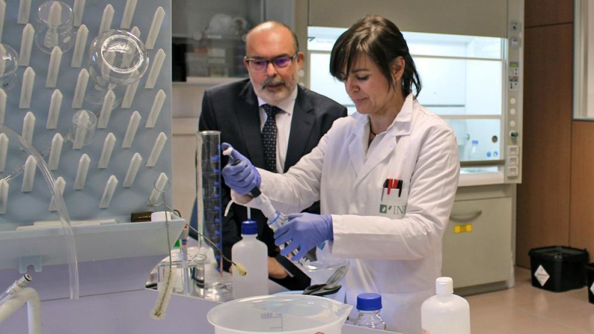 Latorre observa el trabajo de una de las investigadoras del Centro de los Alimentos de Soria.-HDS