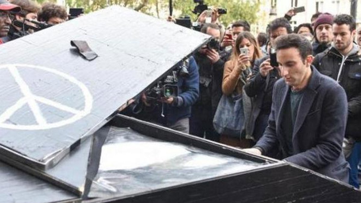 Un pianista toca los acordes de 'Imagine' de John Lennon por las víctimas de la masacre de París.-YOUTUBE / RON BUSER