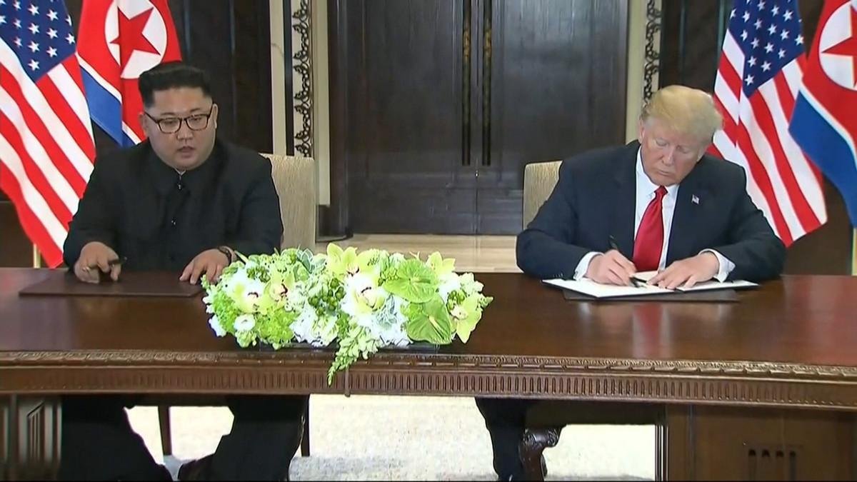 Kim Jong-un y Trump firman una declaración conjunta tras la reunión en Singapur, en junio de 2018.-AP