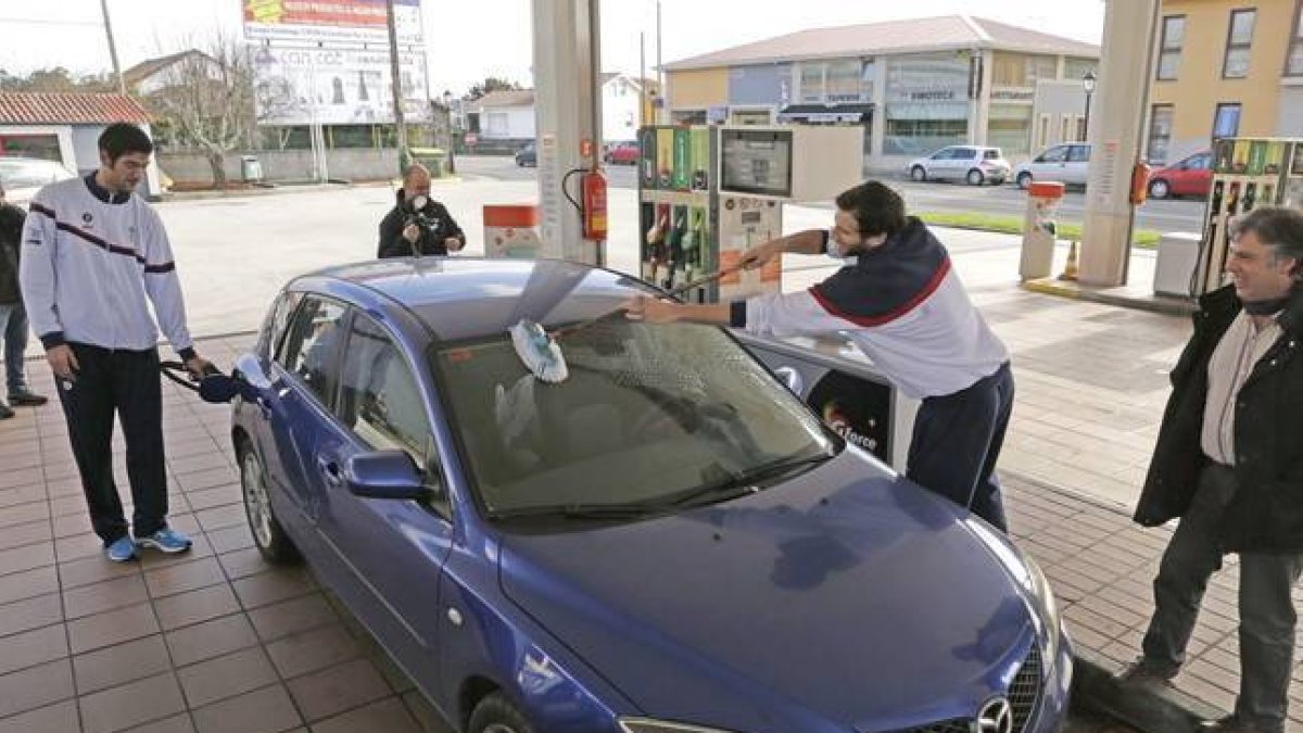 Un coche en una gasolinera-Foto: EFE