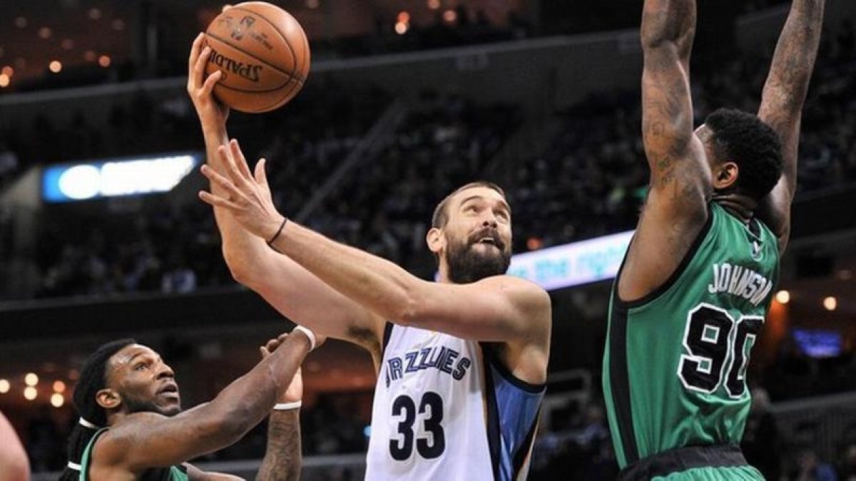 Marc Gasol, entre Crowder y Johnson, de los Celtics.-AP / BRANDON DILL