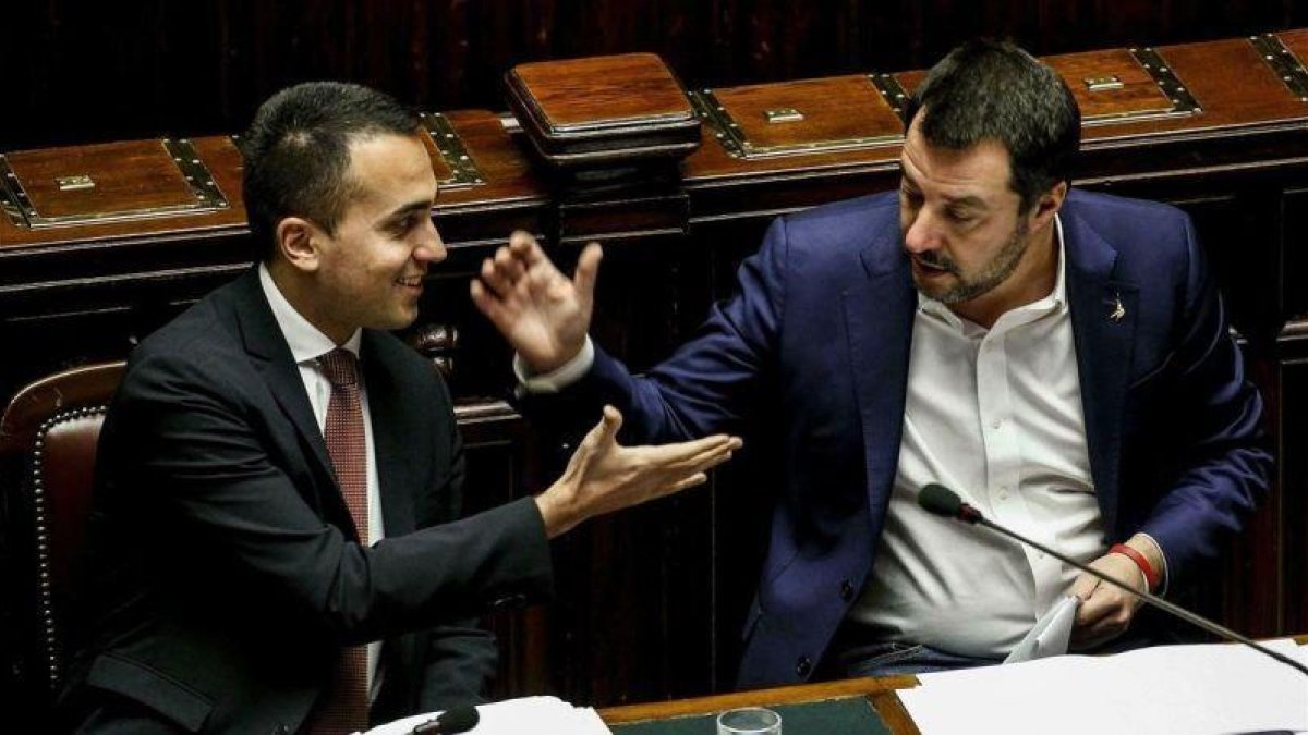 Salvini (derecha) y Di Maio se saludan el pasado 13 de febrero en una sesión del Parlamento en Roma.-ANSA / FABIO FRUSTACI