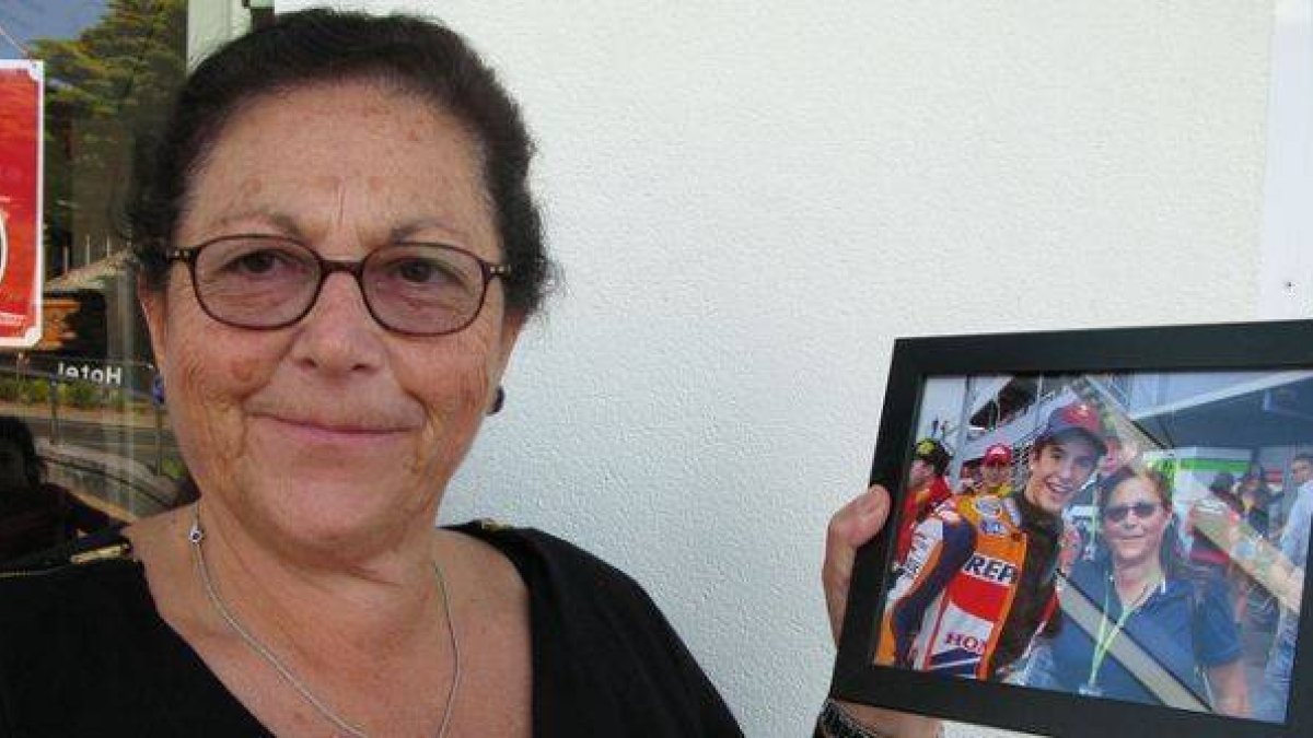 Giovanna Gianelli, dueña de la pizzería Isola di Capri de Phillip Island, posa con una fotografía en la que aparece con Marc Márquez.-Foto: EMILIO PÉREZ DE ROZAS