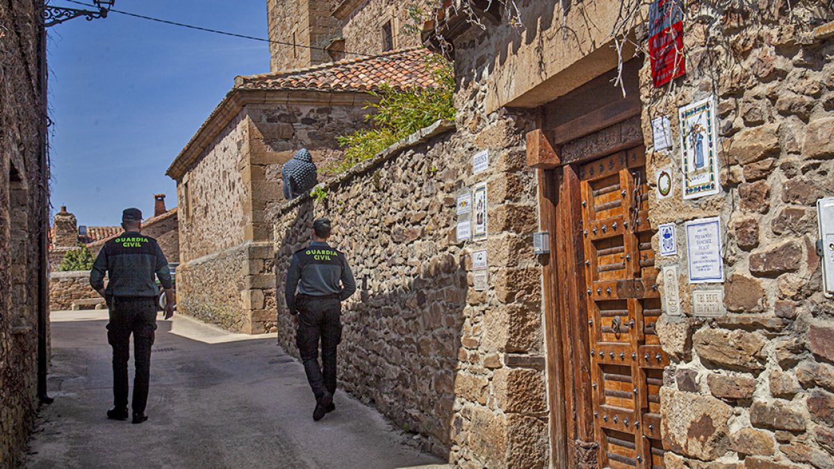 La casa de Sanchez Dragó en Castilfrío de la Sierra (Soria), con presencia de la Guardia Civil. MARIO TEJEDOR