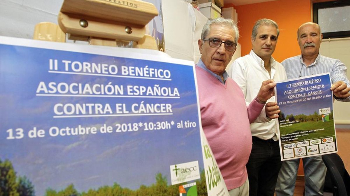 Fernando Ligero, Fernando García y José Miguel Serrato, con el cartel del trofeo.-MARIO TEJEDOR