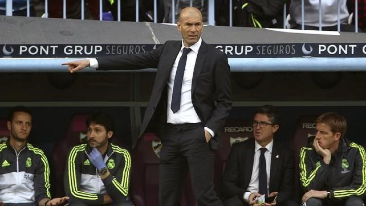 Zidane, en el banquillo de La Rosaleda-EFE / DANIEL PÉREZ
