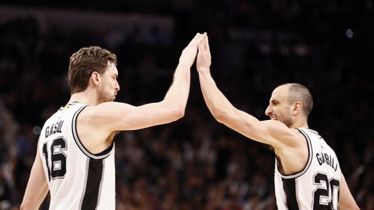 Pau Gasol celebra un punto con Manu Ginóbili.-SOOBUM IM / USA TODAY