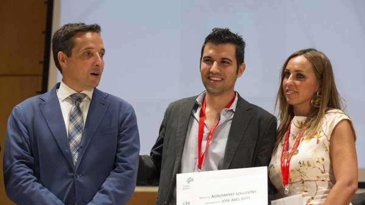 En la imagen el vicerrector de Investigación, Juan Manuel Corchado, (I) y Mamen García, directora de zona del Banco Santander.-David Arranz / ICAL