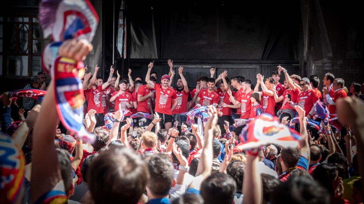 Celebración de los jugadores del Numancia con sus seguidores. GONZALO MONTESEGURO