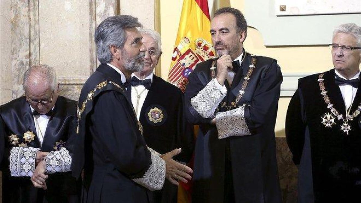 El presidente del Tribunal Supremo, Carlos Lesmes, saluda al presidente de la Sala Segunda, Manuel Marchena.-DAVID CASTRO