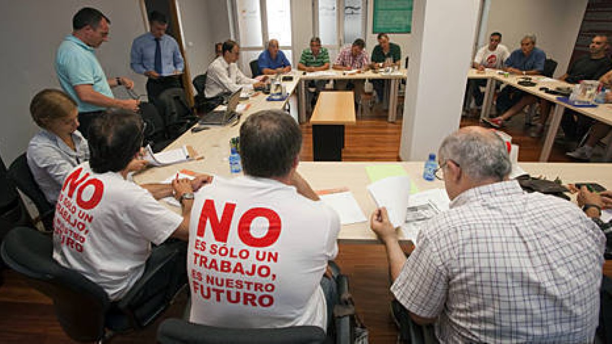 Una de las mesas de negociación en el Serla de Valladolid./ J. M. L.-