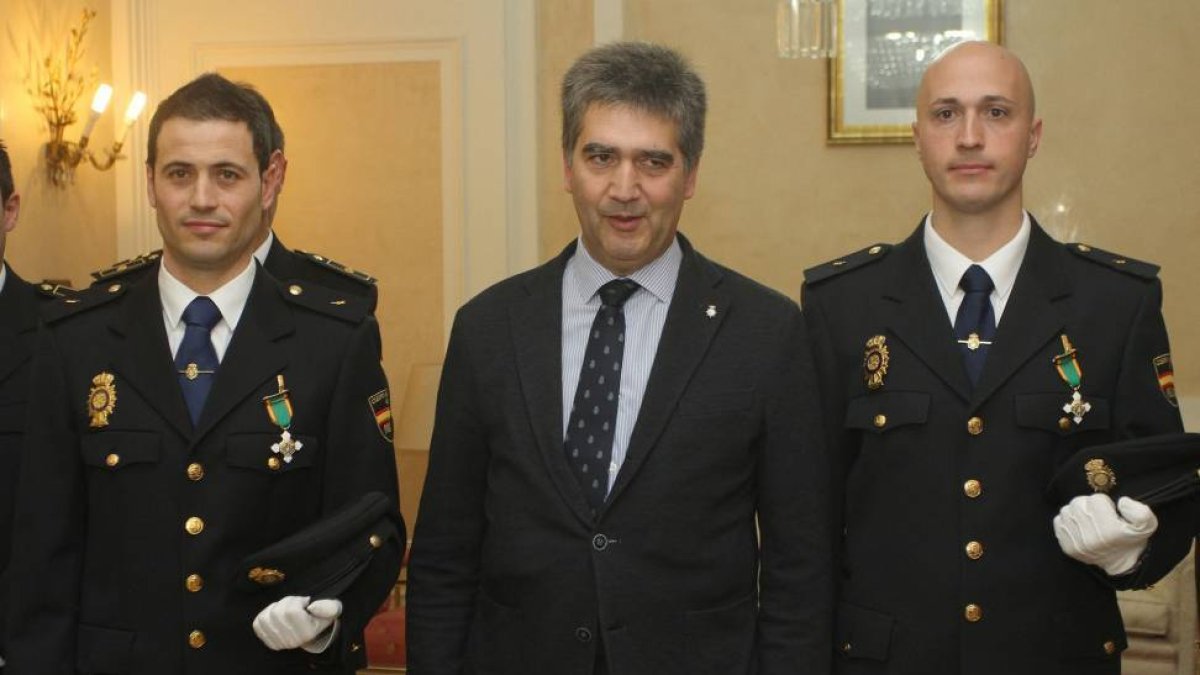 El director general de la Policía, Ignacio Cosidó (2I), preside el acto de entrega de la Cruz al Mérito Policial con Distintivo Blanco de la Policía Nacional y su ingreso en la Orden del Mérito Policial a los policías Pedro Amor Prieto (I) y Jorge Cuevas -Ical
