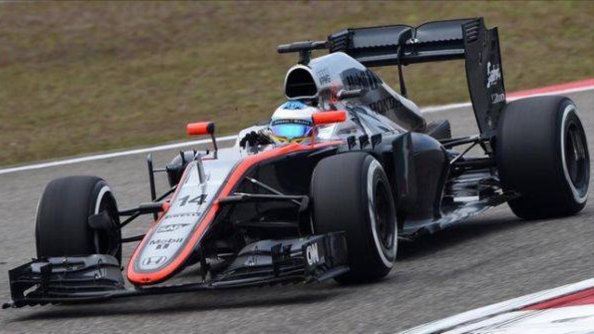 Fernando Alonso, durante los ensayos libres en el circuito de Shanghái.-Foto: AFP / JOHANNES EISELE