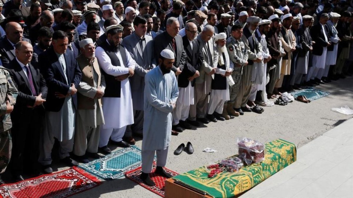 Familiares y amigos de un jefe de policía fallecido en un ataque talibán contra una instalación policial asisten a su entierro en Kabul, el 18 de octubre.-EFE / JAWAD JALALI