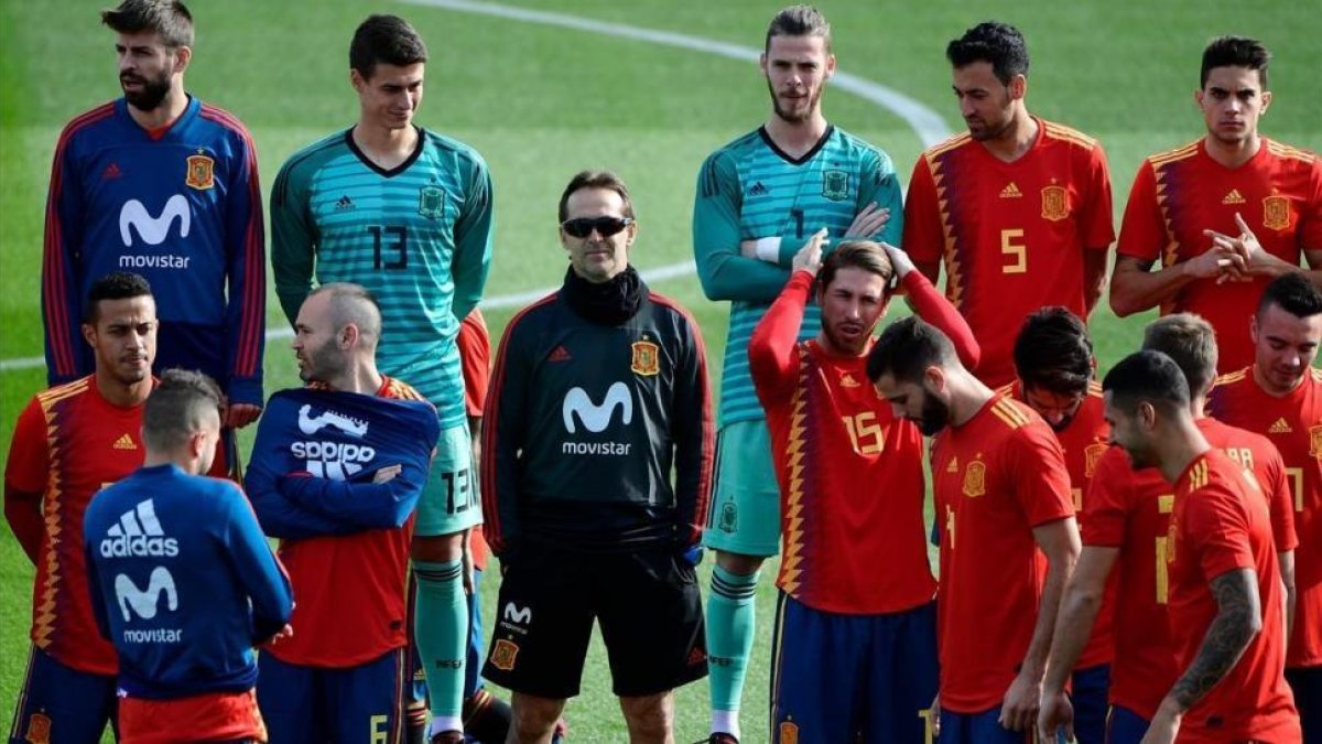 La selección española, antes de hacerse la foto oficial.-AFP / PIERRE-PHILIPPE MARCOU