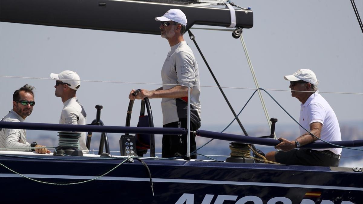 Felipe VI a bordo del Aifos. /-BALLESTEROS (EFE)