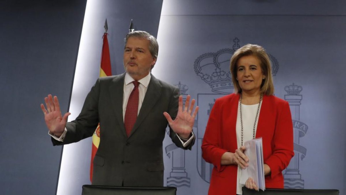El portavoz del Gobierno y ministro de Cultura, Íñigo Méndez de Vigo, y la ministra de Empleo, Fátima Bañez.-JUAN CARLOS HIDALGO / EFE