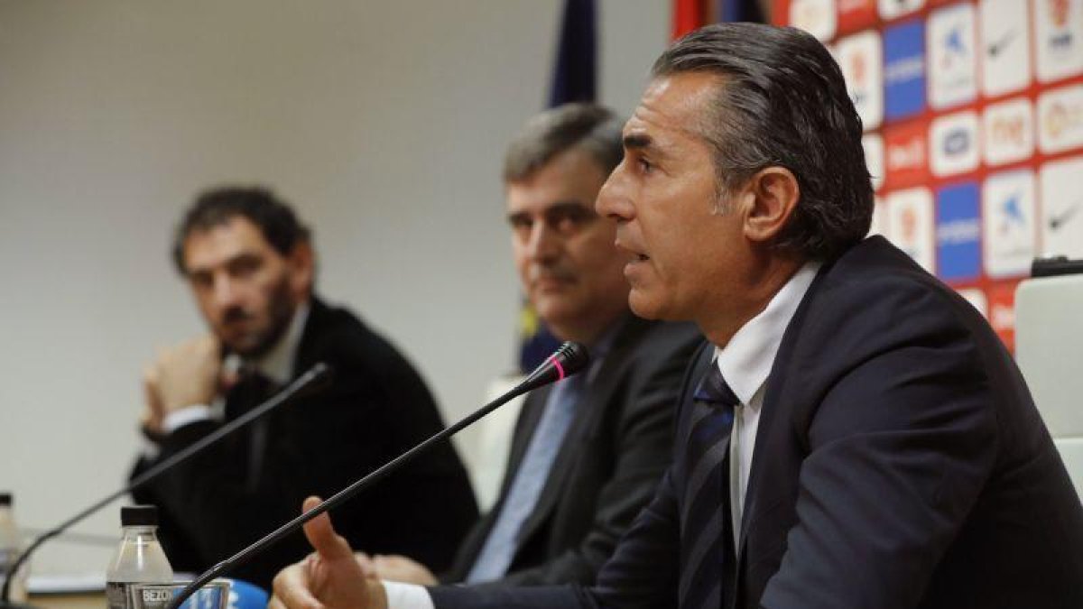 Sergio Scariolo, en el acto de su renovación, con el presidente de la federación, Jorge Garbajosa, en segundo plano.-Juan Carlos Hidalgo / EFE