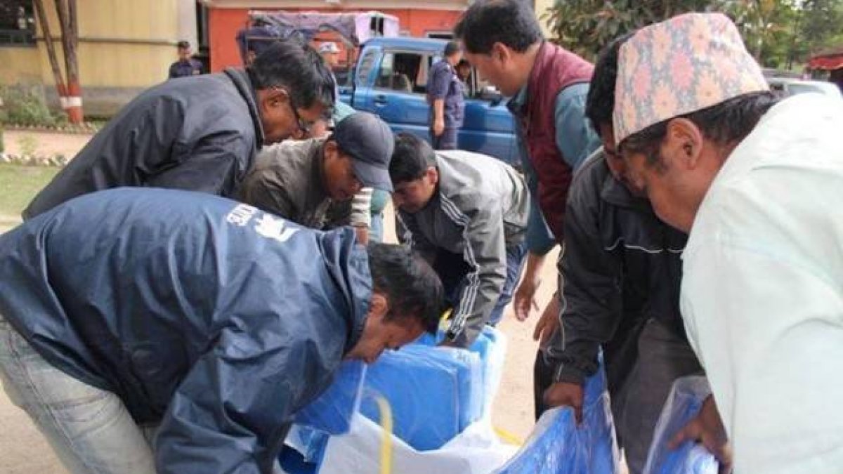 Devendra Tak, entre los que reparten ayuda a los afectados por el terremoto en Nepal.-Foto: Save the Children India / Facebook