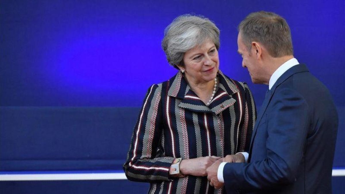 La primera ministra británica, Theresa May, y el presidente del Consejo Europeo, Donald Tusk.-AFP / EMMANUEL DUNAND