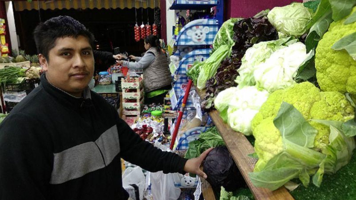Éverson Fernández e Ibeth Kathia Suárez, al fondo, en su comercio de frutas y verduras de Barcelona.-