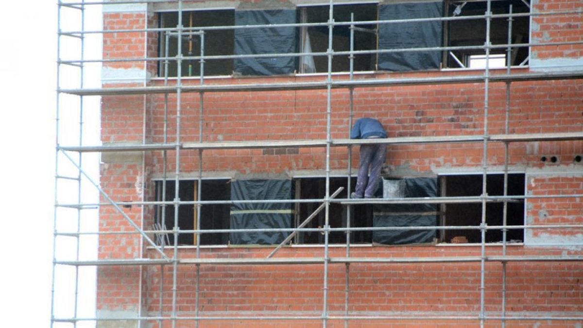 Edificio en construcción en Soria.-ÁLVARO MARTÍNEZ