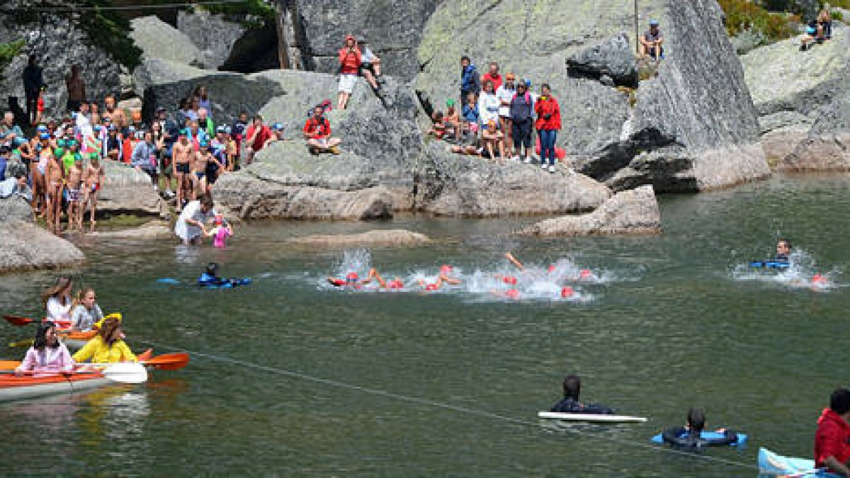 Casi 300 nadadores tomaron parte en la tradicional travesía a la Laguna Negra. / Raquel Fernández-