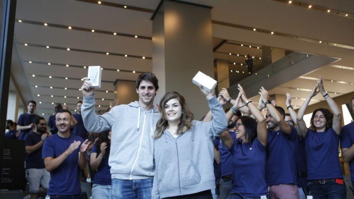 Roger Ribó y Clara Bayés, los primeros en comprar el iPhone 7 en Barcelona.-ALBERT BERTRAN