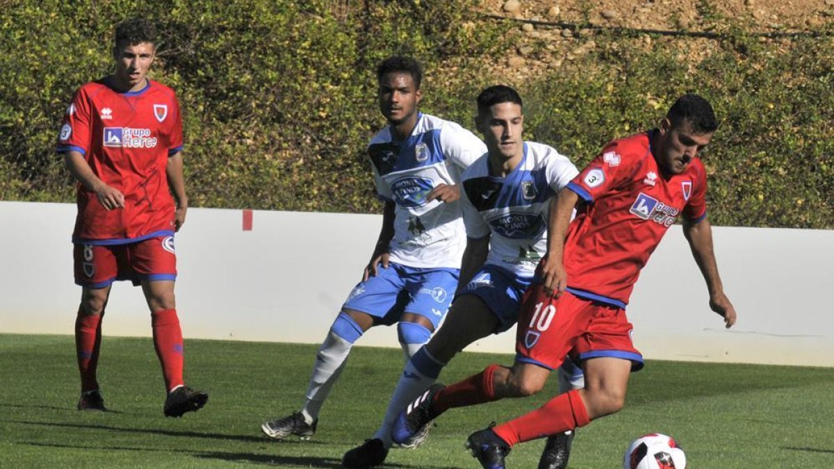 Un momento de juegp de un partido anterior del Numancia B.-VALENTÍN GUISANDE