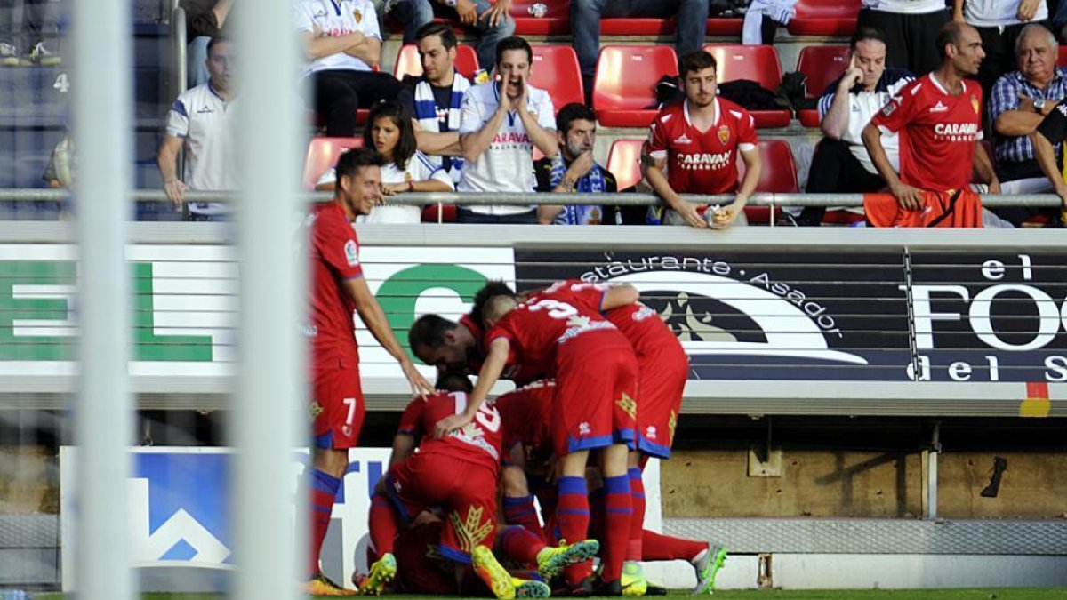 Los jugadores del Numancia celebran el gol de Nacho que a la postre daba la victoria ante el Zaragoza.-Diego Mayor