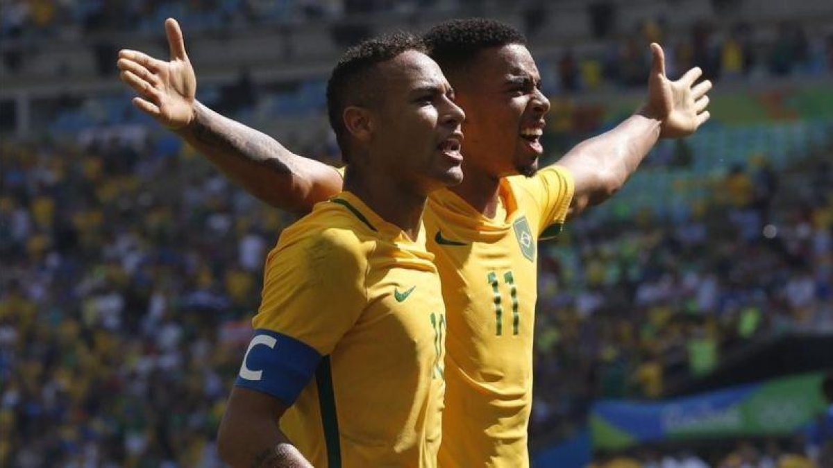 Neymar y Gabriel Jesus celebran uno de los seis goles ante Honduras en Maracaná.-EFE / JAVIER ETXEZARRETA
