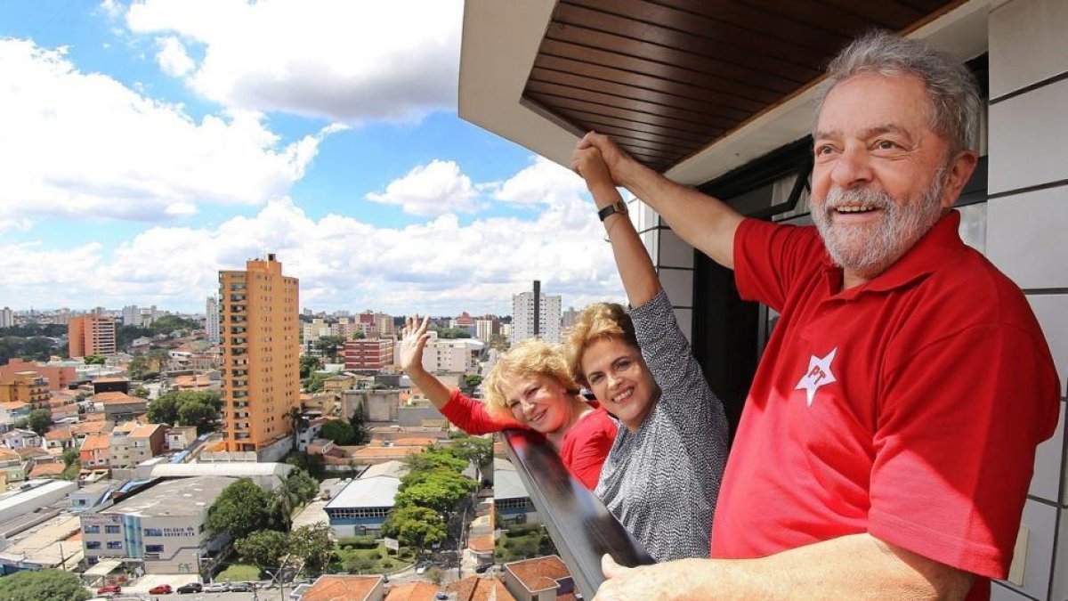 Lula (derecha), junto a su mujer, Marisa (izq) y Dilma Rousseff (centro), el pasado 5 de marzo, en Brasilia.-EFE