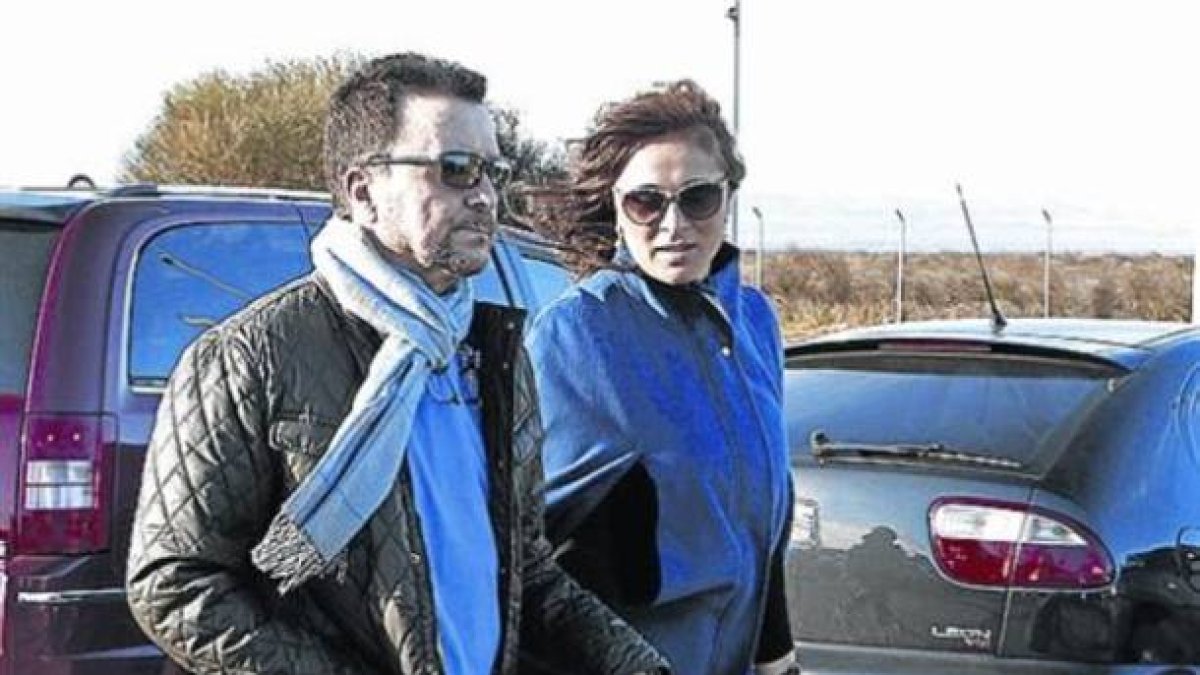 Ortega Cano, de la mano de su futura esposa, Ana María Aldón, a la llegada a la cárcel de Zuera tras su primer permiso.-Foto: EFE / JAVIER BELVER