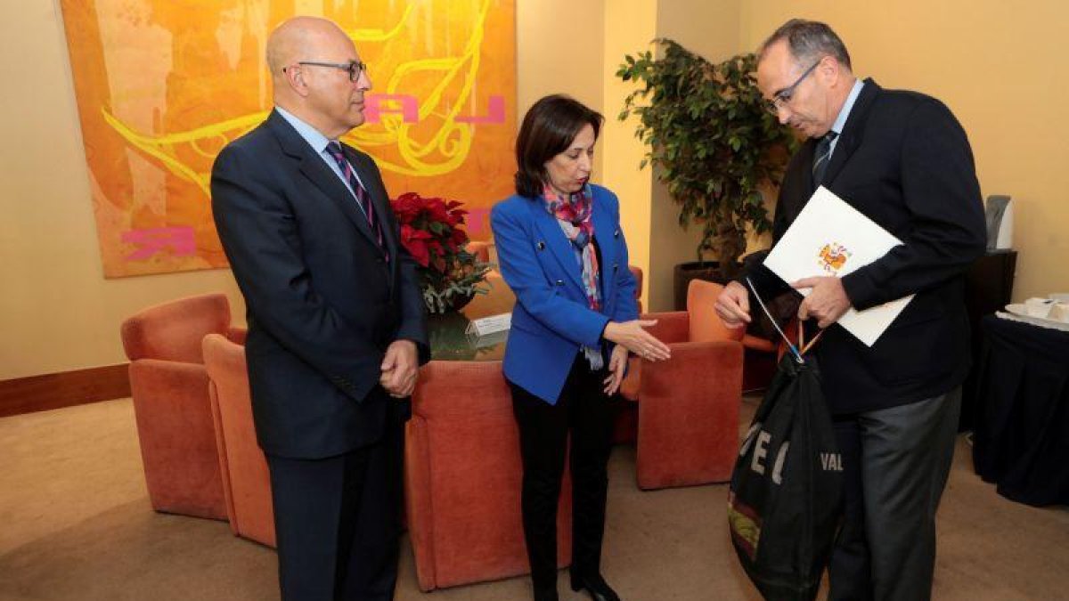 Margarita Robles, junto al secretario de Estado de Defensa, Ángel Olivares (i), y el agregado de Defensa de la Embajada de España en Ankara, el coronel César Gutiérrez de la Cámara.-MINISTERIO DE DEFENSA / EFE