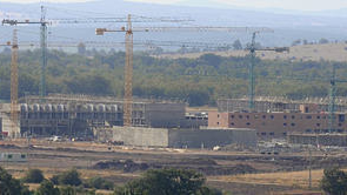 Obras de la macrocárcel que se venían realizando ayer en el entorno de La Laguna, y que ya están culminando la primera de cimentación y construcción de las estructuras de hormigón de las instalaciones. / VALENTÍN GUISANDE-