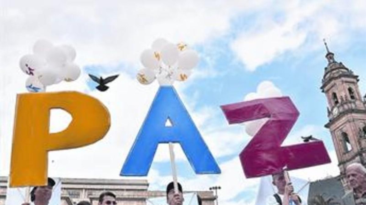 Colombianos se manifiestan por la paz en Bogotá.-