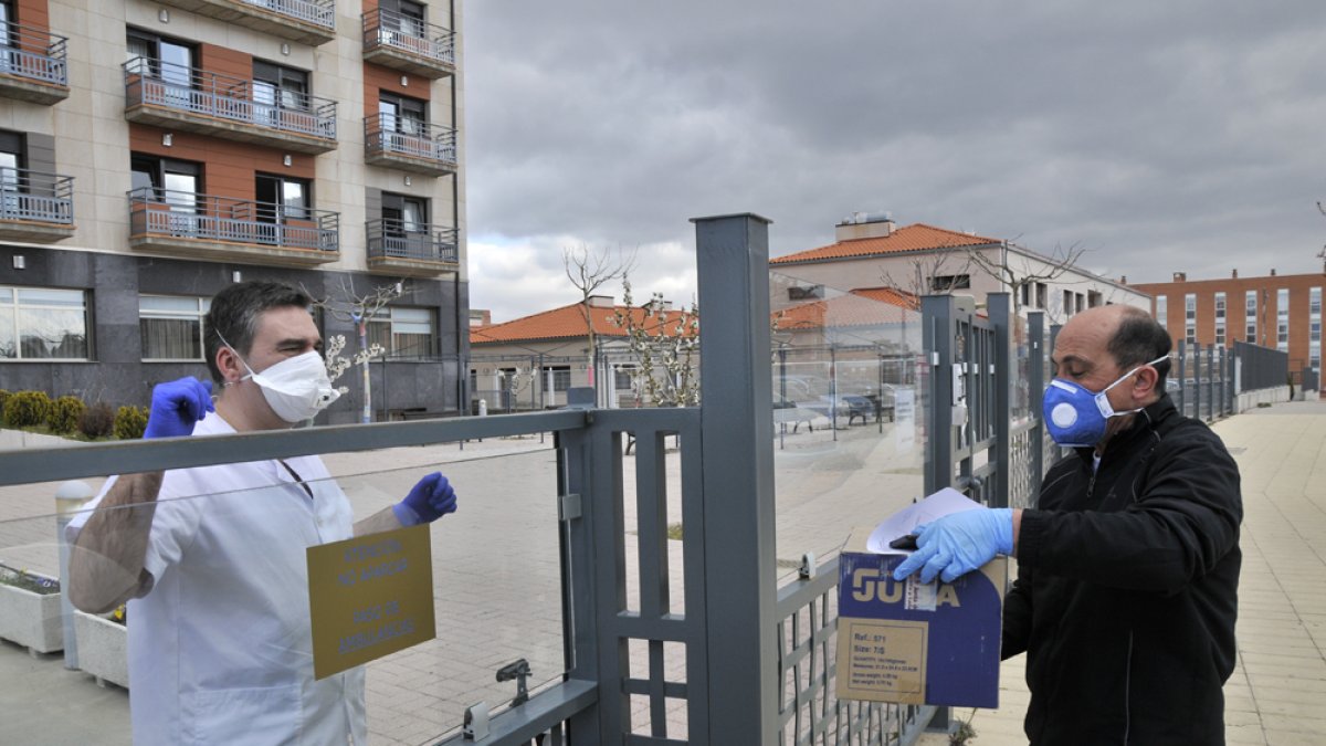 Reparto de material sanitario en la residencia Doña Manuela. Valentin Guisande