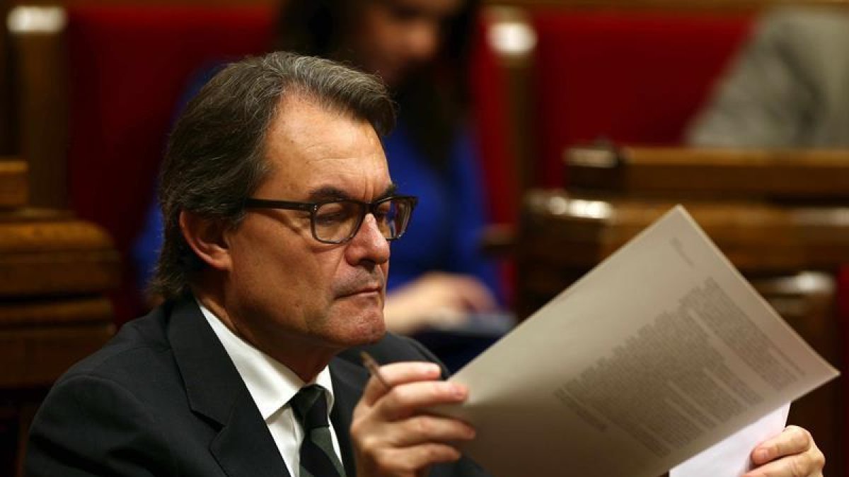 El presidente de la Generalitat en funciones, Artur Mas, toma notas durante el pleno del Parlament de Cataluña-ANDREU DALMAU
