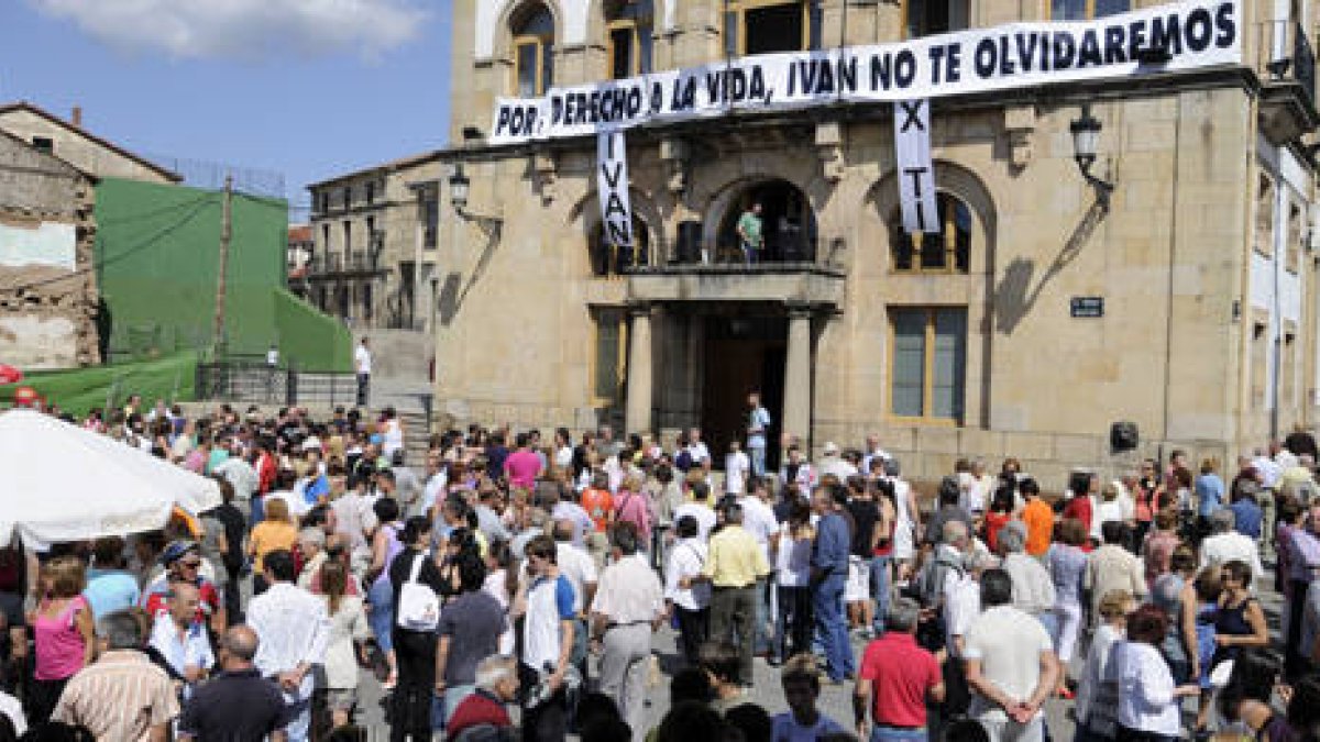 Concentración en recuerdo de Iván Herrero. / VALENTÍN GUISANDE-