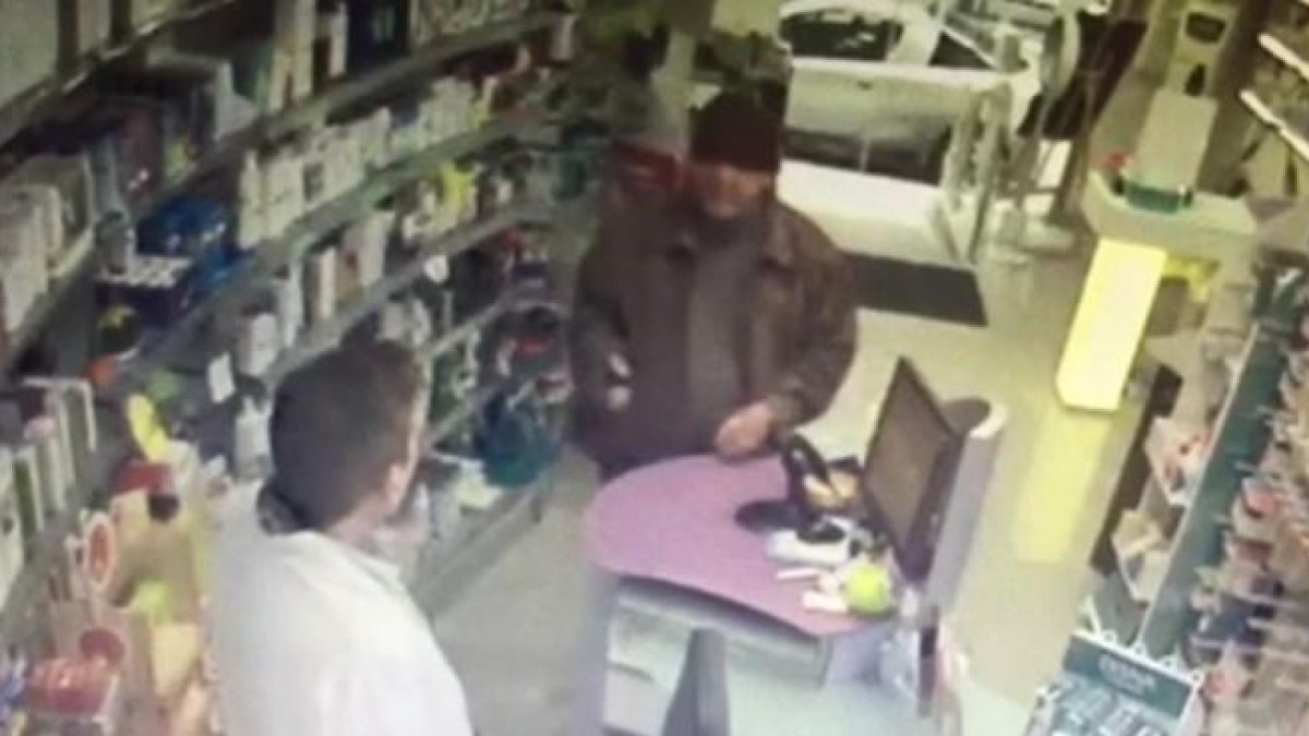 El abuelo pistolero durante el atraco a una farmacia de Hostafrancs.-EL PERIÓDICO
