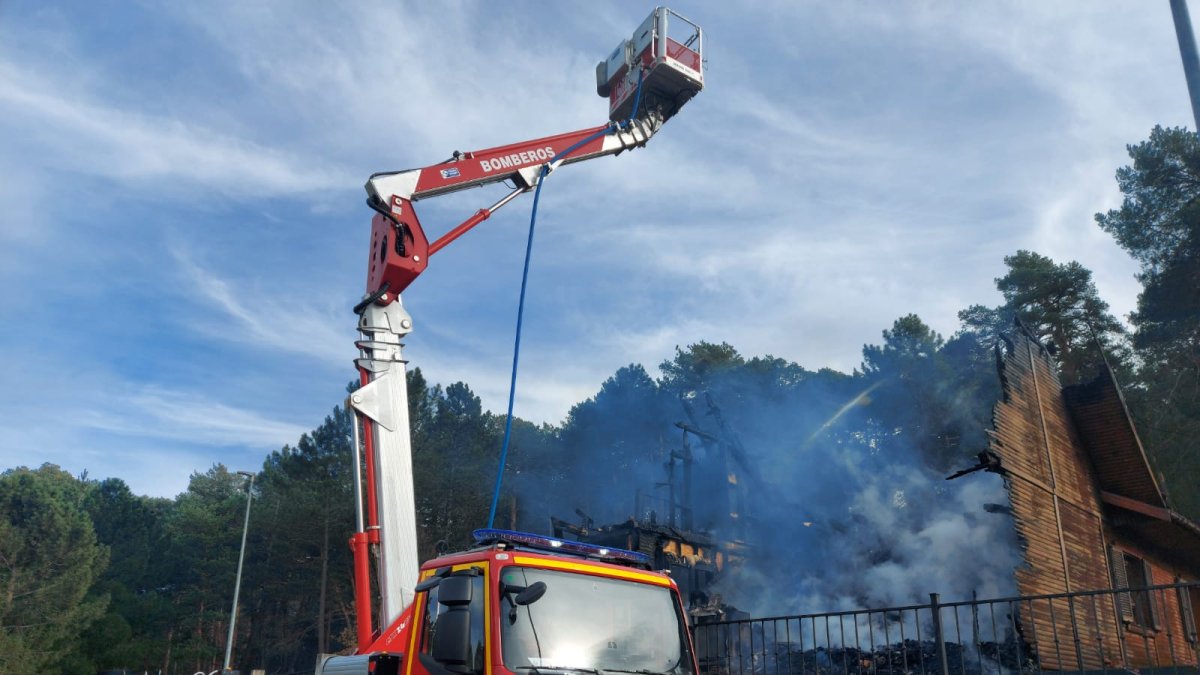 Labores de extinción del incendio en San Leonardo. HDS