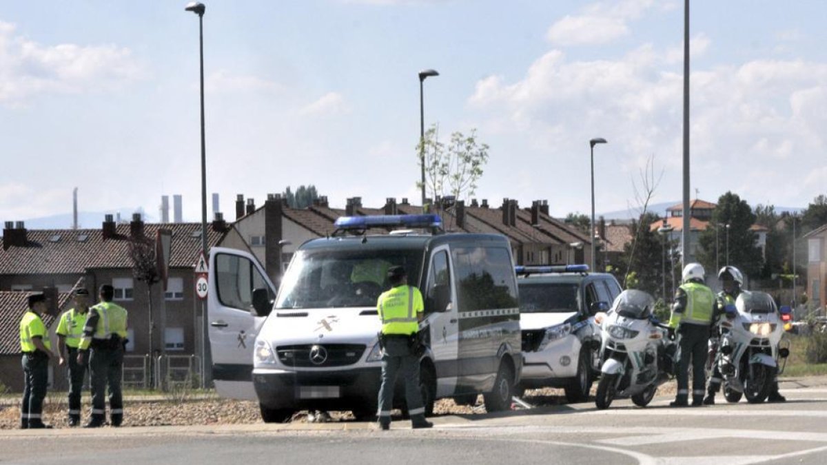 Numerosos efectivos de la Guardia Civil en la rotonda entre Camaretas y la N-234.-VALENTÍN GUISANDE