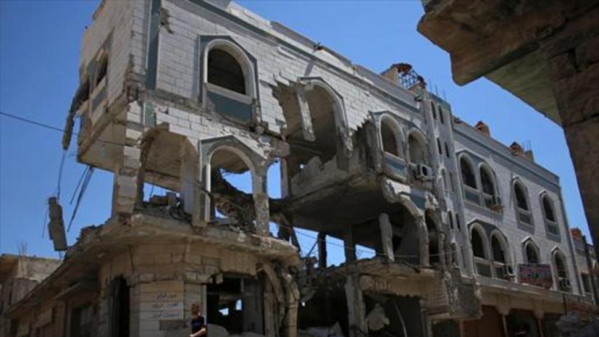 Un hombre camina ayer entre edificios destruidos de una ciudad siria-REUTERS / ALAA AL-FAQIR