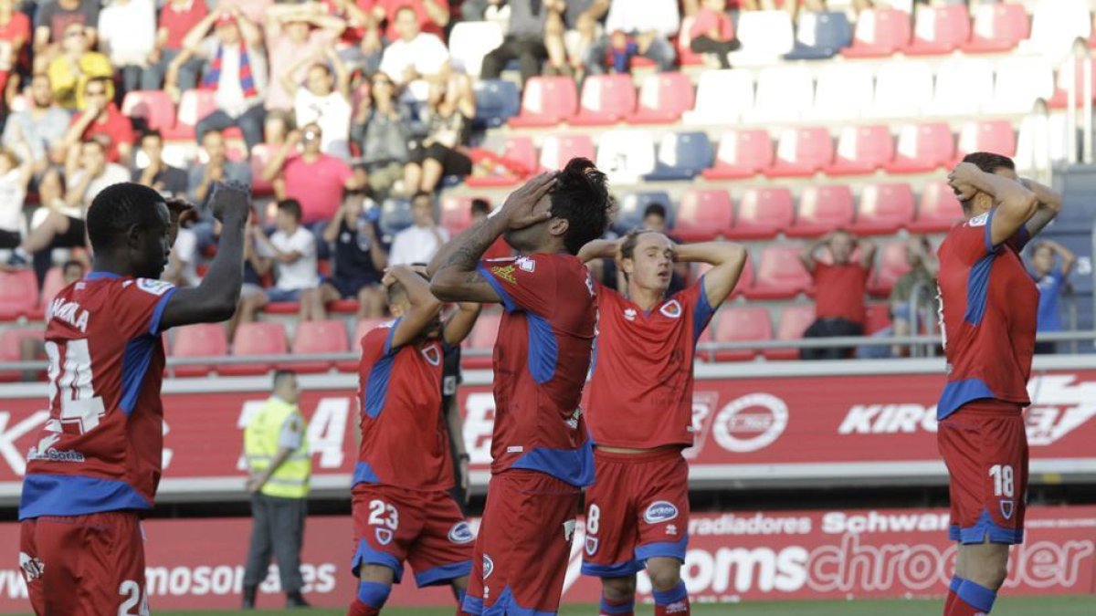 El Numancia empata con el Cádiz y suma un punto tras el partido disputado ayer.-LUIS ÁNGEL TEJEDOR