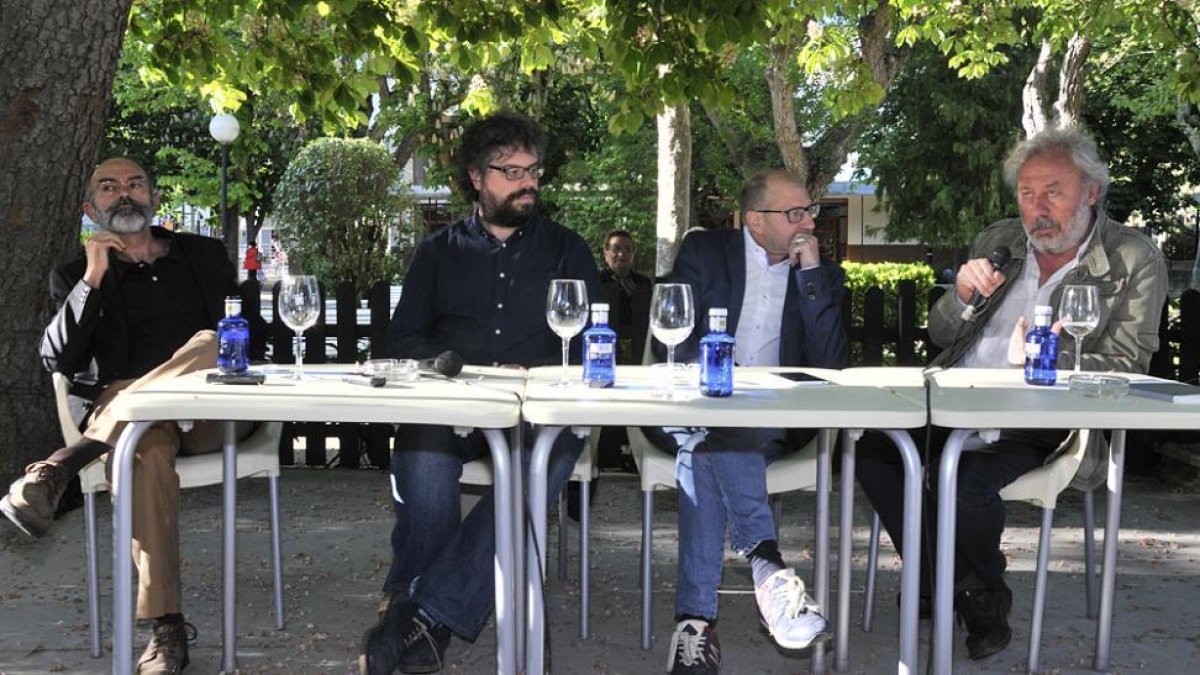 Gonzalez Sainz, Del Molino, Ortega y Llamazares durante el coloquio.-VALENTÍN GUISANDE