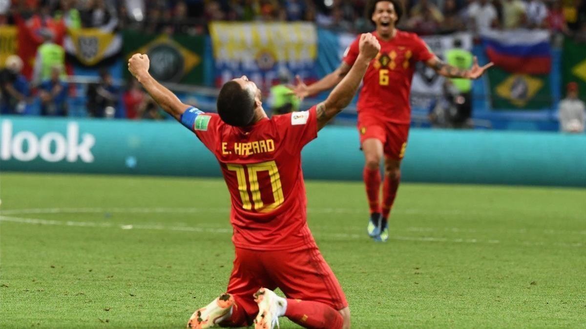 Hazard se arrodilla para celebrar el éxito de Bélgica ante Brasil.-AFP / JEWEL SAMAD